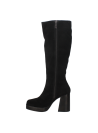 Bota negra de cuero, estilo casual femenino, adecuada para actividades cotidianas.
