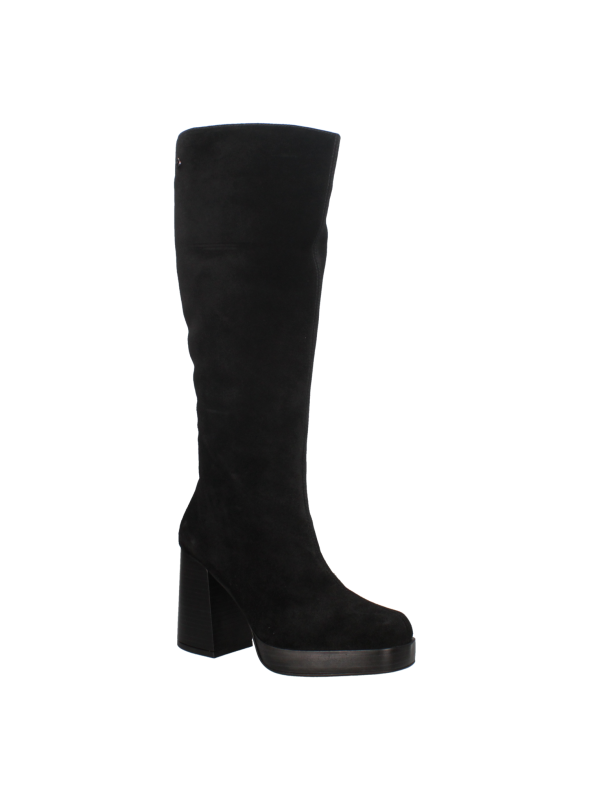 Bota casual negra de cuero para mujer, ideal para un look urbano y cómodo.