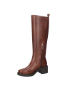 Bota casual de cuero café para mujer, diseño moderno con hebilla superior y ajuste al contorno de la pierna.