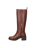 Bota alta de cuero café con detalle de cierre en la parte superior, perfecta para días fríos y uso diario.