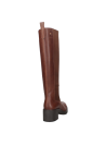 Bota de cuero café para mujer con taco ancho de altura media, combinando elegancia y funcionalidad.