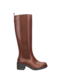 Bota casual de cuero café con punta redondeada y suela gruesa, ideal para estabilidad en diversas superficies.