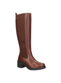 Bota de cuero café para mujer, diseño alto hasta la rodilla con material elástico trasero para ajuste cómodo y moderno.