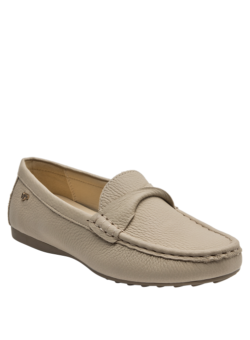 Mocasín beige para mujer, cuero con detalle sofisticado, combina con jeans o pantalones formales.