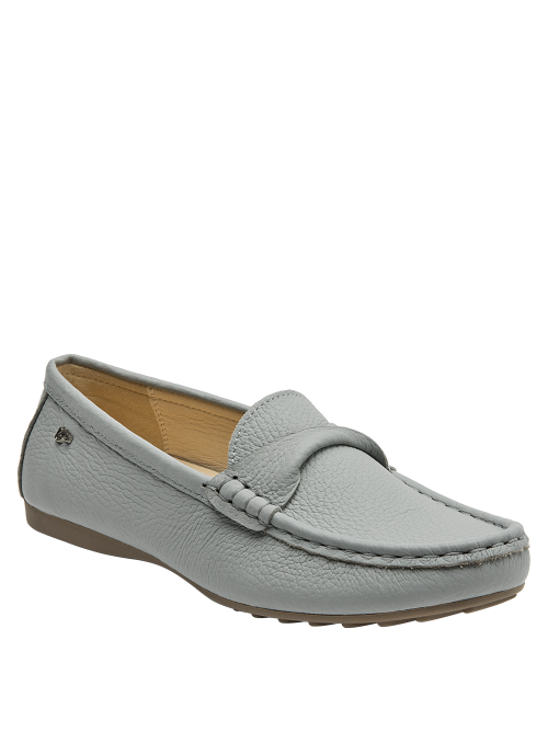Mocasín celeste de cuero para mujer, diseño clásico y artesanal, combina con jeans o pantalones de tela.