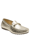 Mocasín dorado de cuero para mujer, estilo atemporal con detalle decorativo, combina con jeans o pantalones formales.