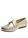 Elegante mocasín femenino en cuero dorado, versátil para oficina o eventos informales, con suela plana.