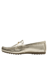 Diseño clásico de mocasín en cuero dorado, costura visible artesanal, perfecto para atuendos minimalistas.