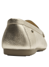 Mocasín de mujer color oro en cuero, ideal para estilos casuales y semiformal, con detalle de tira decorativa.