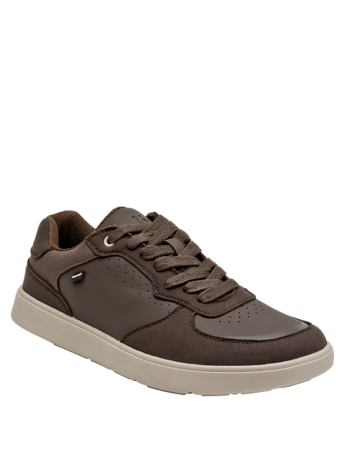 zapatilla sintética café para hombre con detalle decorativo en el panel lateral, adecuada para un look relajado.