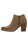 Botín de cuero café con tacón ancho para mujer, perfecto para combinar con jeans ajustados o faldas midi.
