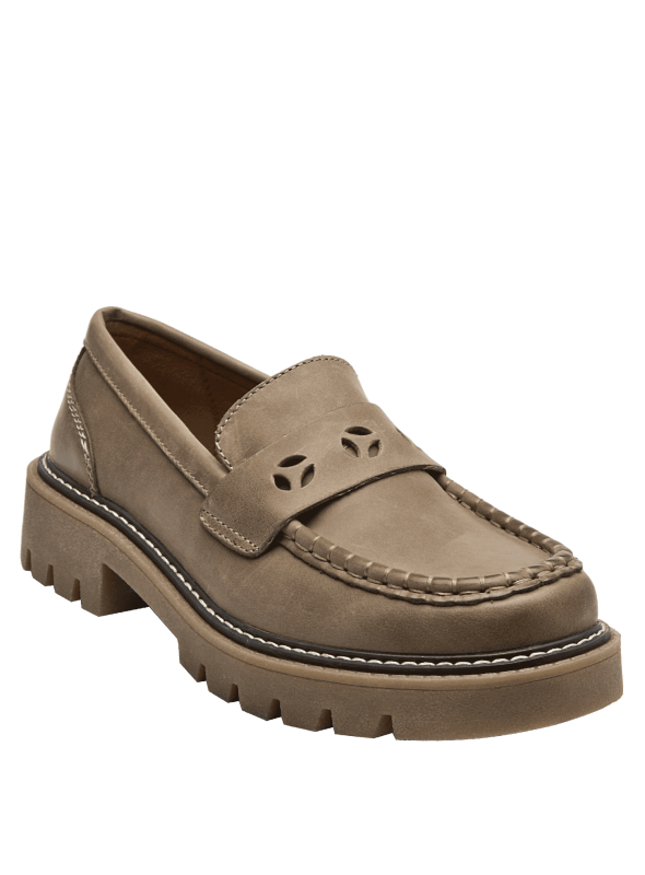 Mocasín de cuero taupe, diseño casual para mujer, costuras visibles y suela moderna antideslizante.