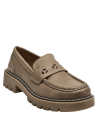 Mocasín de cuero taupe, diseño casual para mujer, costuras visibles y suela moderna antideslizante.