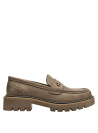 Zapato mocasín de cuero taupe para mujer, casual y elegante, con detalle en lengüeta y suela chunky.