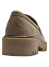 Mocasín femenino taupe, cuero, estilo casual, suela robusta y antideslizante, ideal para un look moderno.