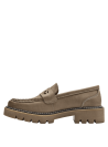 Calzado de cuero taupe, mocasín casual femenino, diseño clásico con toque artesanal y detalle en la lengüeta.