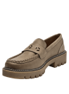 Mocasín de cuero taupe para mujer, casual, con costuras visibles, detalle en la lengüeta y suela antideslizante.