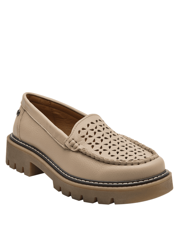 Mocasín de mujer en cuero beige, mezcla de lo clásico y moderno, versátil para combinar con atuendos casuales.