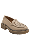 Mocasín de mujer en cuero beige, mezcla de lo clásico y moderno, versátil para combinar con atuendos casuales.