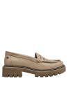 Zapato mocasín de cuero beige para mujer, estilo smart casual, con suela gruesa y ranuras pronunciadas.