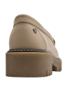 Mocasín femenino en cuero beige, diseño moderno con detalles calados, adecuado para ocasiones informales.