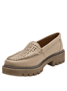 Mocasín de mujer beige en cuero con patrón calado y costura visible, ideal para un estilo casual y chic.