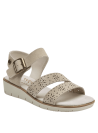 Sandalia femenina de cuero beige, casual y cómoda, con diseño floral, perfecta para combinar con faldas vaporosas.