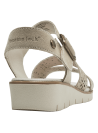 Sandalia de cuero beige para mujer, estilo casual con detalles florales, perfecta para almuerzos al aire libre.