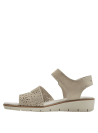 Elegante sandalia beige de cuero para mujer, ideal para paseos informales, con pulsera ajustable en el tobillo.