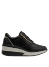 calzado versátil de cuero negro para mujer, perfecto para un look casual, con plataforma y cierre decorativo.