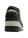 zapatilla moderna de cuero negro para mujer, ideal para el athleisure, con detalles en cremallera y cordones.