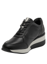 zapatilla negra de cuero para mujer con diseño deportivo, cierre lateral de cremallera y plataforma cómoda.