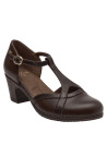 Diseño clásico en zapato de cuero café para mujer, tacón medio y correa en el tobillo, versátil para eventos elegantes.