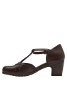 Elegante zapato de mujer en cuero café con estructura tipo T en el empeine, perfecto para un look profesional.
