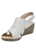 Sandalia blanca de cuero para mujer, estilo casual, con taco cuña de 5.5 cm y punta abierta.