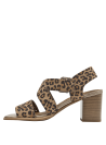 Sandalia formal de mujer con correas anchas cruzadas en animal print, ofreciendo un ajuste seguro y cómodo.