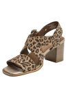 Sandalia de cuero en animal print para mujer con diseño elegante y tacón ancho, ideal para ocasiones semi-formales.