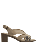 Sandalia casual de mujer en color beige, cuero 100%, con taco bloque que ofrece altura y confort.