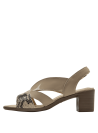 Sandalia beige de cuero para mujer, diseño casual con punta abierta y forro de poliuretano suave.