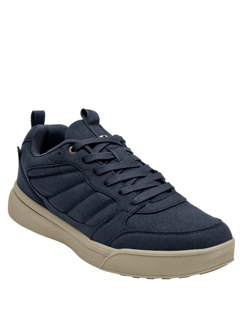 Zapatilla azul casual para hombre, combina estilo y funcionalidad con espíritu aventurero.