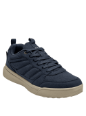 Zapatilla azul casual para hombre, combina estilo y funcionalidad con espíritu aventurero.