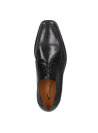Calzado formal masculino en cuero negro, estilo derby, con costuras discretas, perfecto para eventos profesionales.