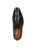 Elegante zapato de vestir masculino en cuero negro, diseño clásico con cordones cerrados y suela delgada robusta.
