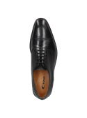 Elegante zapato de vestir masculino en cuero negro, diseño clásico con cordones cerrados y suela delgada robusta.