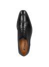 Elegante zapato de vestir masculino en cuero negro, diseño clásico con cordones cerrados y suela delgada robusta.