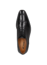Elegante zapato de vestir masculino en cuero negro, diseño clásico con cordones cerrados y suela delgada robusta.