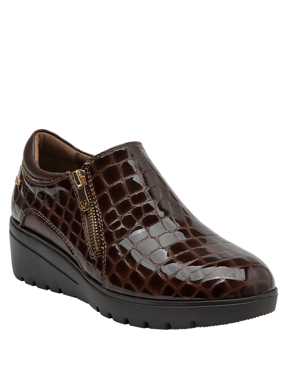 Zapato negro de cuero para mujer con diseño casual, botín bajo y cierre lateral, acabado imitación piel de cocodrilo.