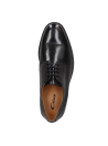 Zapato de cuero negro para hombre, estilo derby formal, con cordones abiertos y puntera redondeada en diseño clásico.