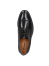 Zapato de cuero negro para hombre, estilo derby formal, con cordones abiertos y puntera redondeada en diseño clásico.