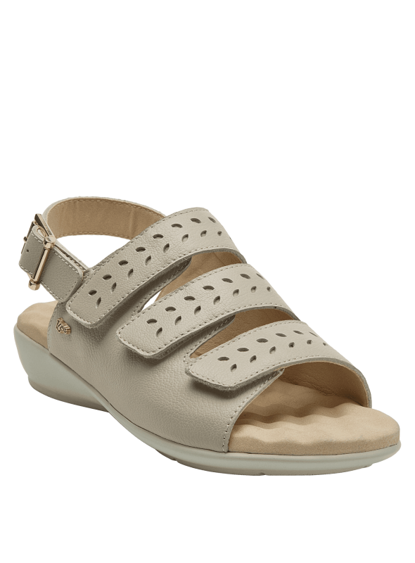 Sandalia casual negra de cuero para mujer, con correas anchas perforadas que mejoran la ventilación y hebilla ajustable.